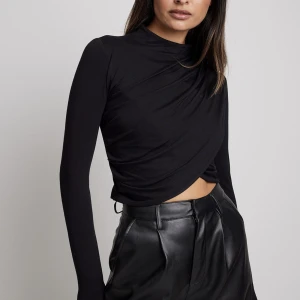 Croppad topp - Snygg croppad långärmad som både kan kläs upp o ner! Bra skick från NA-KD med nypris 349kr!