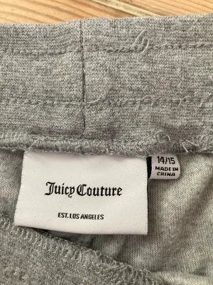 Högmidjad modell av Juicy Couture - Säljer dessa jättefina juicy Couture pga att de är för korta för mig som är 179 cm lång. Skicka privat för fler bilder. Jag säljer dem för lite lägre pris eftersom jag inte vet om det är så många som vi ha högmidjat. Pris går att diskuteras🫶