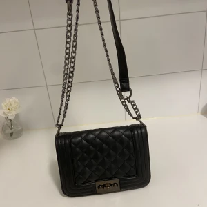 Crossbody väska - Svart crossbody väska i skinnimitation