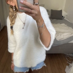 Stickad T-shirt - Säljer denna trekvartsärmade stickade tröjan. Direktpris: 350. Har du någon fråga är det bara att höra av sig🫶🏻