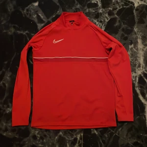 Nike sweatshirt röd  - Helt helt ny Nike sweatshirt