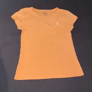 Sjukt fin t shirt som är figurnära och i en mycket fin aprikos färg! Färgen syns inte alls bra på kamera men är orange-rosa (lite mer rosa irl). Köpt för dryga 600kr i Florida. 