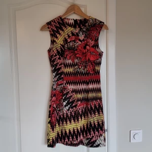 Klänning  - Superfin klänning sitter otroligt fint! Använt den 1 gång 