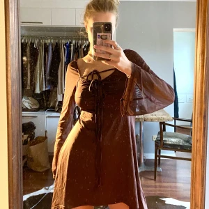 Kort klänning - Jättefin kort klänning i brunt. Helt oanvänd. 