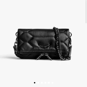 Zadig & Voltaire väska - Säljer nu min fina väska från Zadig, då jag inte använder den längre. Lägre pris eftersom den har gått sönder på ett ställe (sista bilden) men annars väldigt fin.