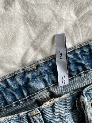 Weekday jeans  - Säljer mina Weekday jeans. Sparsamt använda. De är för låna på mig så vikt upp där nere. Bild nr 2 visar hur de egentligen ska sitta 😅
