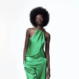 Grön glansig topp - Grön topp från zara i storlek s, aldrig använd