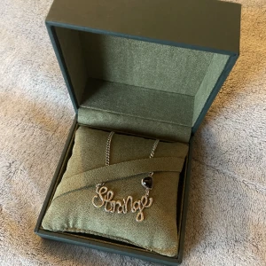 Maria Nilsdotter- strange halsband - Säljer detta vackra halsband från Maria Nilsdotters äldre kollektion. Står ”STRANGE” på😍😍  OBS!!!!! skriv ej om du inte är intresserad. Byter ejj utan säljer endast.
