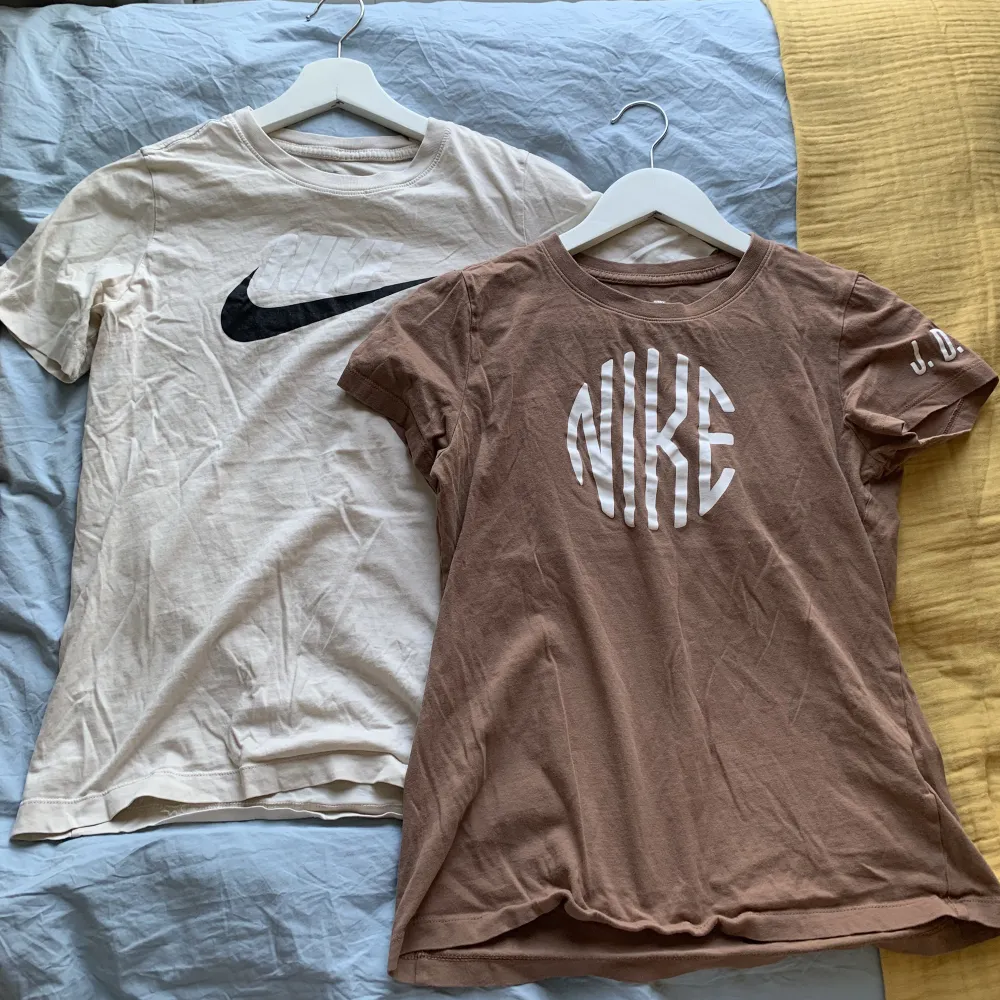 Säljer mina två tränings t-shirts från Nike då de inte kommer till användning. Kan köpas enskilt och tillsammans. Säljer den för 30 kr styck och 53 kr för båda 💗. T-shirts.