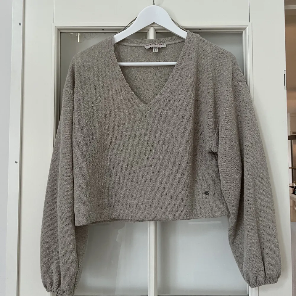 En beige tröja från pull and bear som sitter superfint⭐️i storlek XS✨Pris kan diskuteras. Alla kläder kommer självklart tvättas en extra gång innan leverans📦. Tröjor & Koftor.