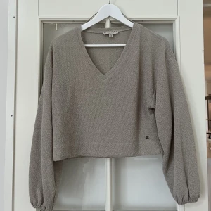 Tröja från pull&bear - En beige tröja från pull and bear som sitter superfint⭐️i storlek XS✨Pris kan diskuteras. Alla kläder kommer självklart tvättas en extra gång innan leverans📦