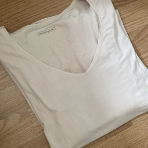 En långärmad Intimissimi tröja som är beige. - Den här fina tröjan är i bra skick och är från intimissimi och är beige. Står ingen storlek men skulle säga att den är som M.🩷(skriv om man vill ha bild på) 90+frakt