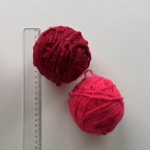 Rött och rosa garn till virkning och stickning  - Rött och rosa garn till virkning och stickning 🧶 