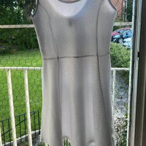 Klänning  - Begagnad, tunnare vit klänning 