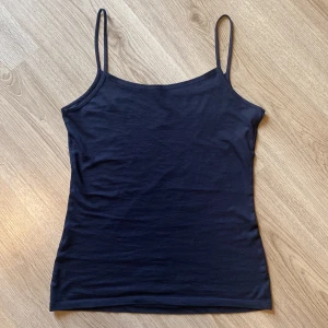 Intimissimi  - Säljer en marinblå intimissimi linne i storlek s för 50kr +frakt, original piris 129. Köpte den ba för nån vecka sen,fint skick  (Tryck inte på köp direkt)💗🙏 