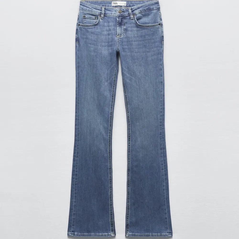 Säljer dessa slutsålda jeans ifrån zara i storlek 34💗 de är lågmidjade och bootcut. Jeans & Byxor.