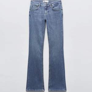 Säljer dessa slutsålda jeans ifrån zara i storlek 34💗 de är lågmidjade och bootcut