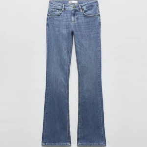 Zara jeans - Säljer dessa slutsålda jeans ifrån zara i storlek 34💗 de är lågmidjade och bootcut