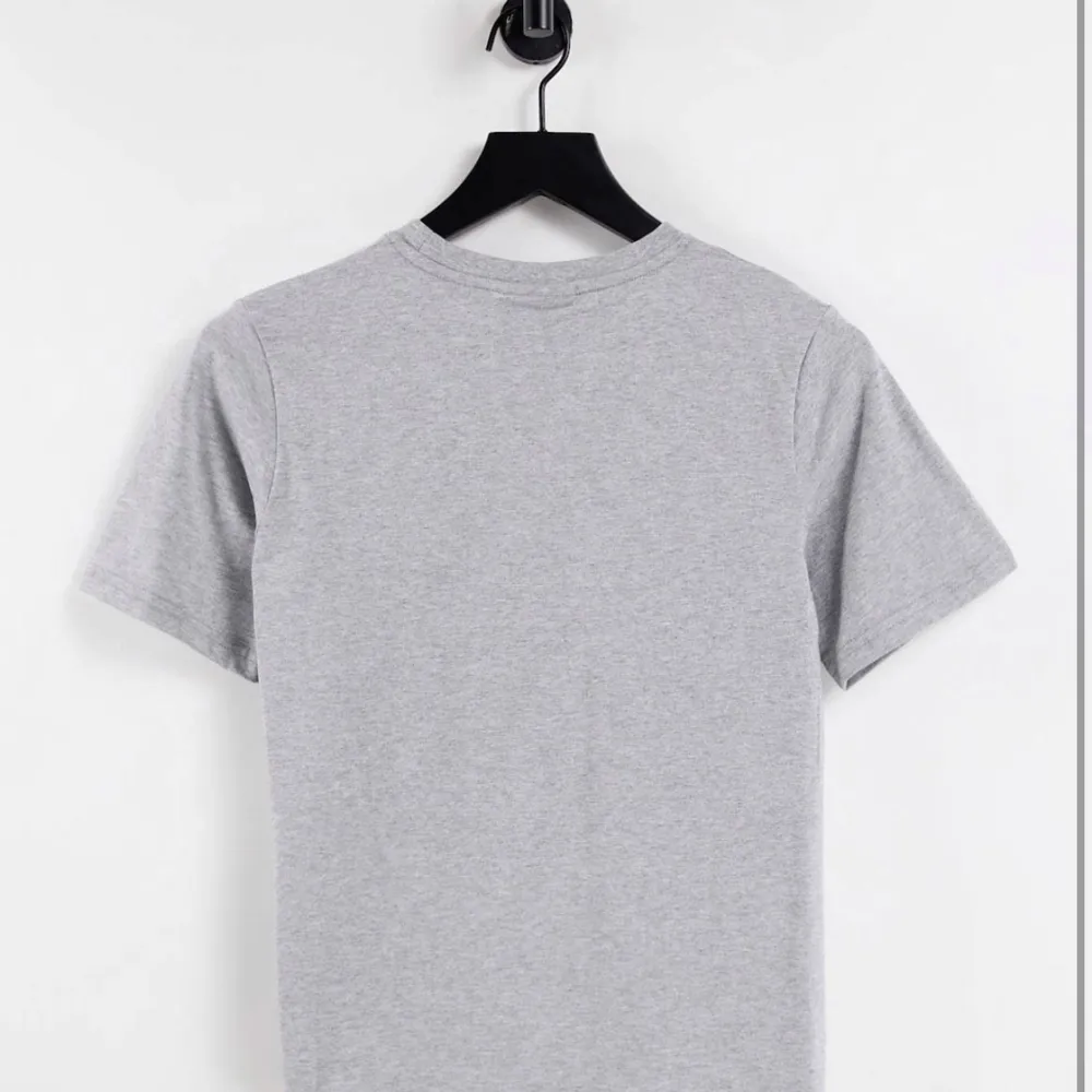 Söt t-shirt från juicy couture med glitter text. Den är i storlek L men skulle säga att den sitter mer som M. Tröjan är näst intill oanvänd och köptes för 379kr o säljs för 150kr +frakt💕. T-shirts.