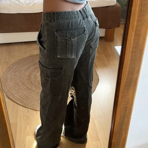 Cargopants - Jätte snygga cargojeans som är lite baggy! Står att storleken är 30 men skulle säga att de passar som S💕 jätte bra skick!! Priset går att diskuteras och skriv privat för fler bilder💕