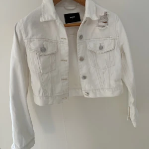 Vit jeansjacka bikbok - Säljer denna vita jeansjackan från bikbok ❤️ bara använd en gång och självklart tvättad