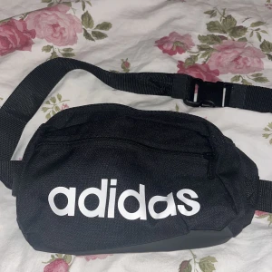 Adidas midjeväska  - Säljs för den inte kommer till användning!!! Inga defekter 