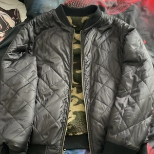 Jack&Jones bomber jacka - Jack&Jones ut&in vändbar fodrad bomber jacka i nyskick ny pris runt 500
