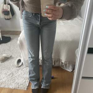 Ljusblå raka zara jeans!! De är slitna vid bakfoten (bild nr.3) annars är de i mycket bra skick!!