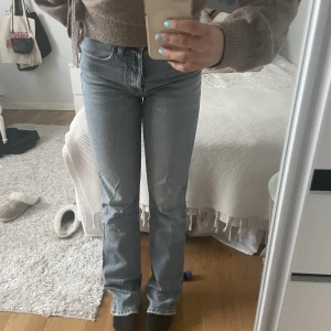 Zara jeans - Ljusblå raka zara jeans!! De är slitna vid bakfoten (bild nr.3) annars är de i mycket bra skick!!