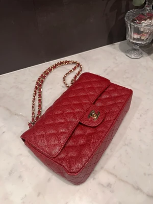 Chanel liknande väska - Så himla fin Chanel liknande väska i äkta läder! Säljer pga att jag inte använder den. Storlek: M!