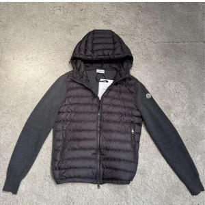 Moncler Cardigan - Intressekoll på min riktigt feta Moncler cardigan men en otroligt snygg grå färg. Jackan han en repair som knappt syns kan få bild i dm. Äktighetsbevis finns!! Hör gärna av er om ni är intresserade🔥🙌