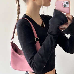 rosa väska - jättesöt rosa väska från NAKD. 💞💗den är väl använd, därav lågt pris. hör av dig om du undrar något!