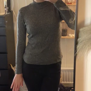 Stickad tröja - Säljer denna eftersom att den är för liten. Jätte fin grå stickad tröja från H&M i storlek M. Sitter dock ganska litet på mig som har storlek s. Materialet är skönt och sticks inte. Pris kan diskuteras.