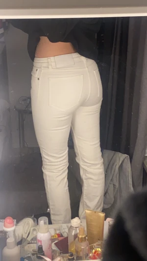 Filippa K jeans - Mid waist jeans, vita, Filippa K Köpte ny pris 1200kr, säljer eftersom dem inte passar mig på längden. Inga defekter. Storlek 27/s.