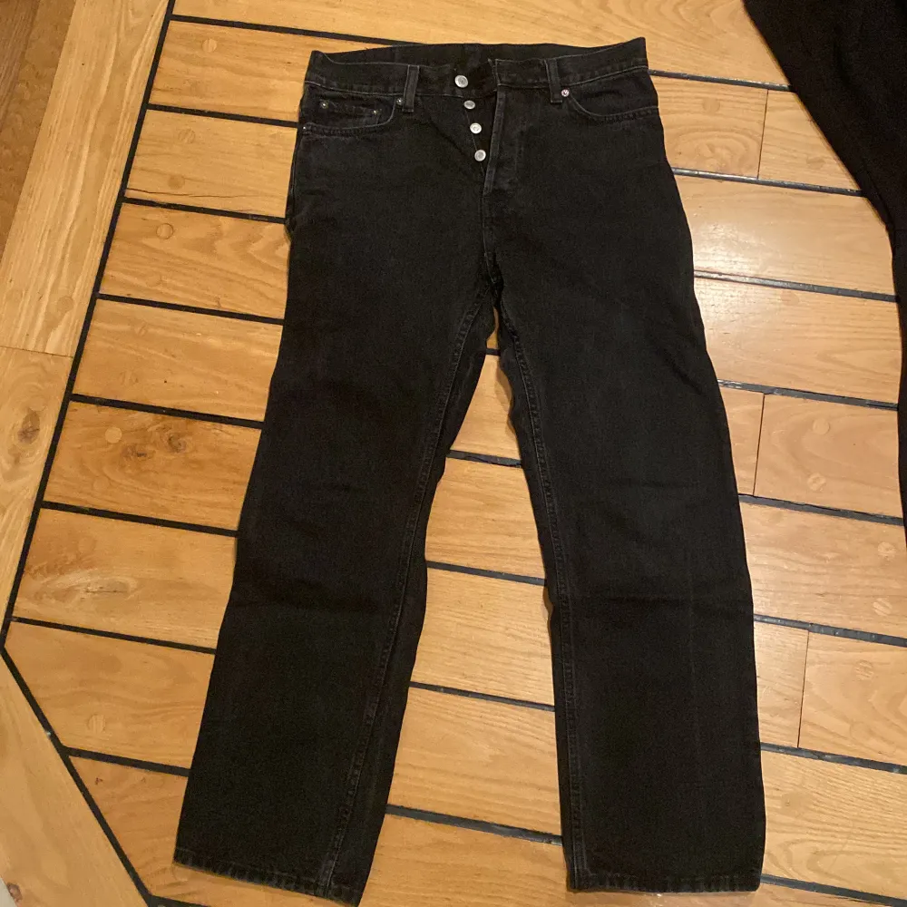 Weekday jeans svarta. Modell: space. Storlek: W28 L30 nypris 600. Jeans & Byxor.