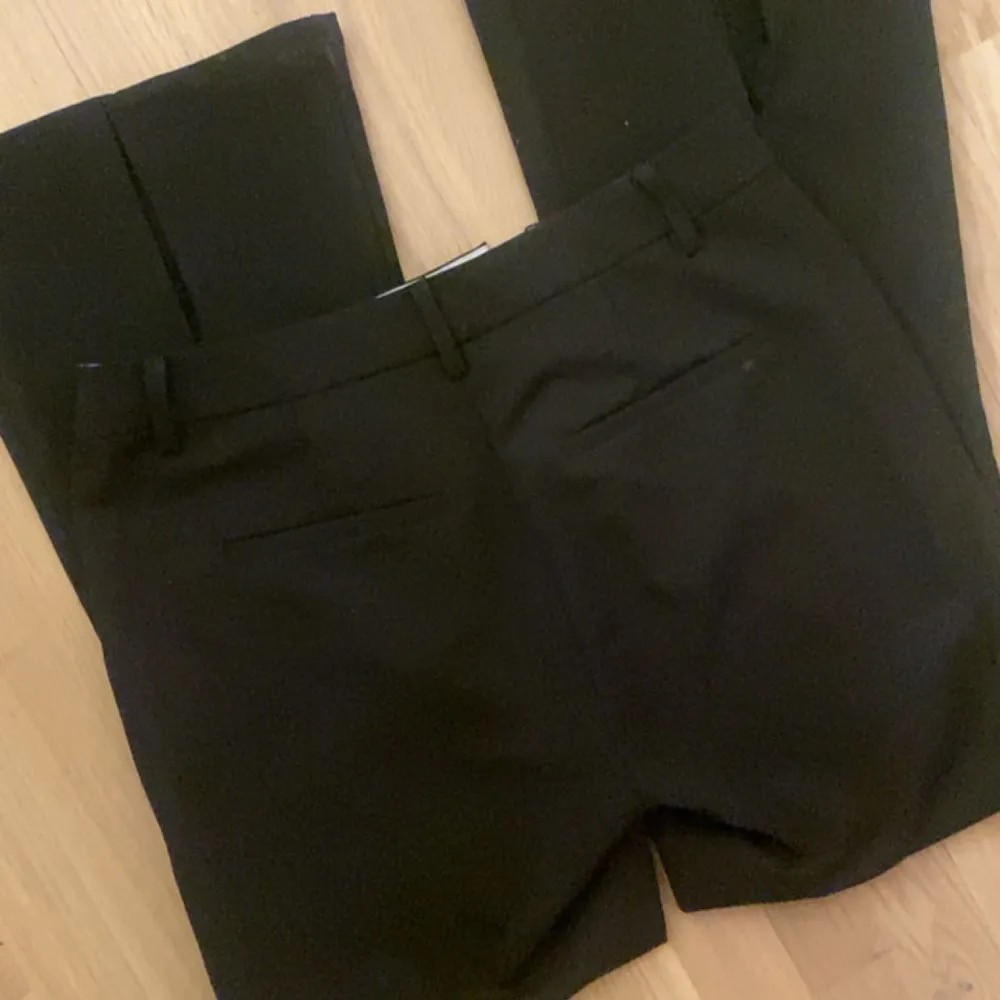 Fransa kostymbyxor i storlek 36 modell fripsuit 3 pants, köpte ny pris för ca 450kr. Slitsar i slutet på benen på framsidan och dem är bootcut. Inga defekter & använda typ 3-4 gånger.. Jeans & Byxor.