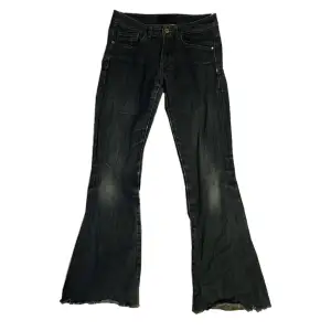 Assnygga low-waisted mörka jeans! Märket är SISTERS. Frakten står du för, DM:a vid interesse och priset går alltid att diskutera!