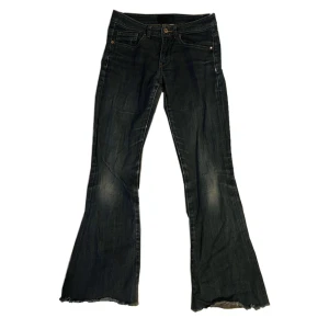 Low-Waisted Flared Jeans - Assnygga low-waisted mörka jeans! Märket är SISTERS. Frakten står du för, DM:a vid interesse och priset går alltid att diskutera!
