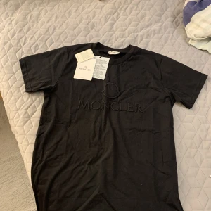 Moncler T shirt  - Lägger upp den här då den är för liten för mig när jag köpte den. Taggarna är fortfarande kvar och allt. Skriv vid intresse! 