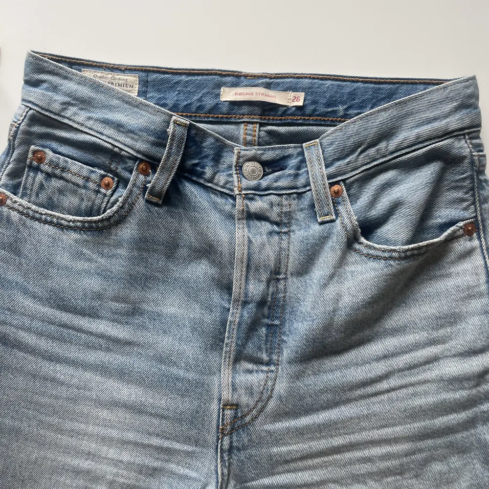 Ljusblåa Levis i Ribcage modellen. Använda men i fin skick. Köparen står för frakten 🤎. Jeans & Byxor.