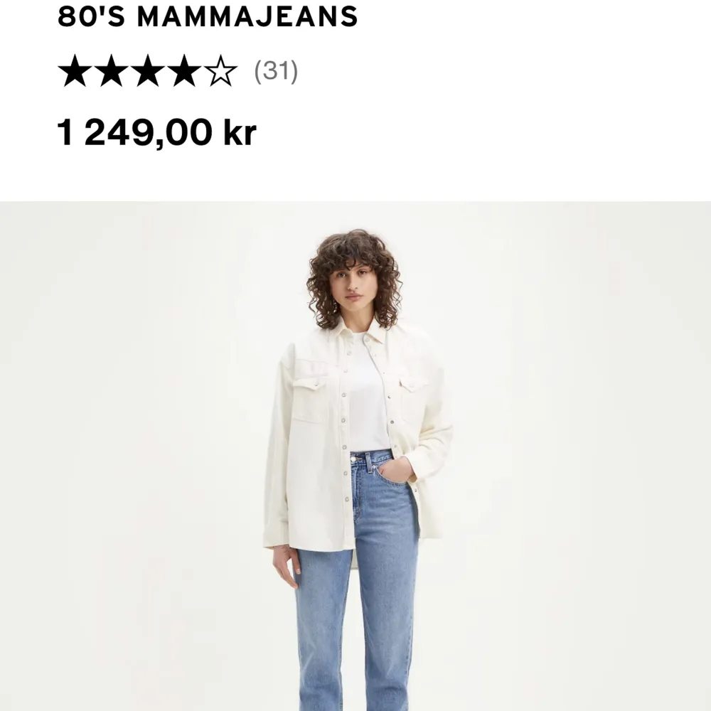 Säljer ett par Levis 80’s mum jeans. Bara använda ett par gånger, så de är i nyskick. Kostar 1249 kr nypris, säljer för 650 kr. Storlek 26, passar alltså XS-S bra. . Jeans & Byxor.