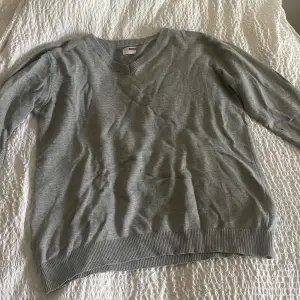 Säljer denna tröja från name it då den knappt är använd. Den är i storlek 11-12y men sitter som en xs , s.