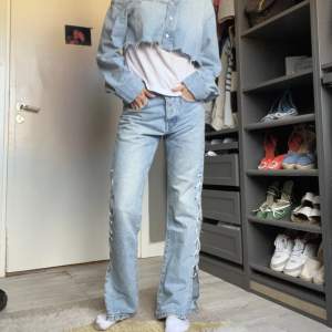 Ass coola lågmidjade jeans med snörnings detaljer på benen💙Innerbnslängd: 80cm midjemått: 75cm