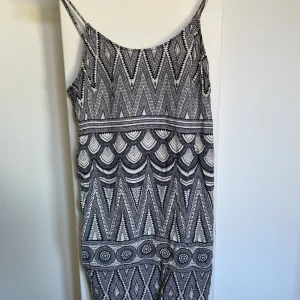 Kort klänning - Använd ett fåtal gånger. Går till mitten av låren på mig som är 165 cm. Liten i storlek.