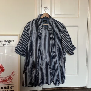 Oversize kortärmad skjorta - Fin blå vit randig kortärmad skjorta. Köpt vintage. 