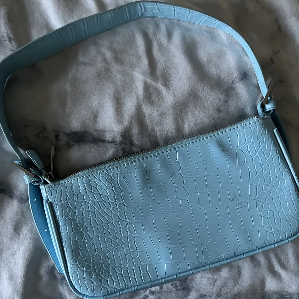 Ljusblå väska från Gina Tricot. Aldrig använd. Köpt för 250kr. Pris kan diskuteras . Väskor.