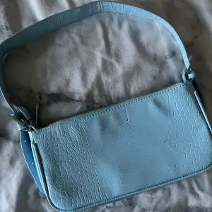 Ljusblå väska från Gina Tricot. Aldrig använd. Köpt för 250kr. Pris kan diskuteras 