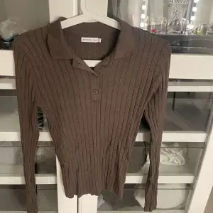 Säljer Dena bruna piké tröjan 