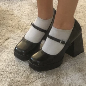 Mary jane skor - Veganska mary jane skor från monki🩷Är i nyskick o har bara andvänts en gång,  säljer då dom inte kommer till andvändning💕 