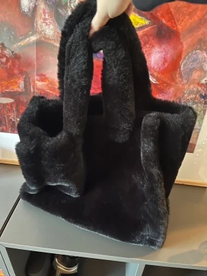 Fluffig väska STAND STUDIO - Älskar denna!!! Sönder i fodret på väskan men annars i topp-skick!  Får plats med dator osv.